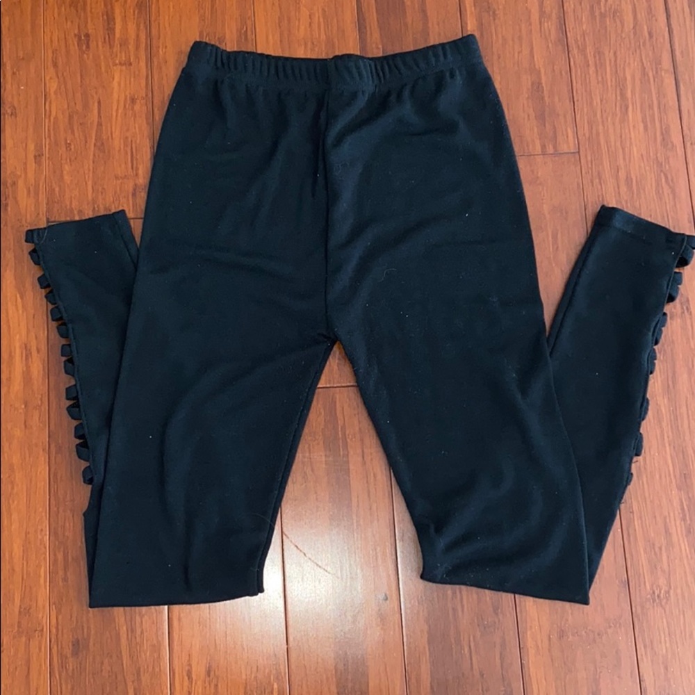 Black leggings with leg cutout